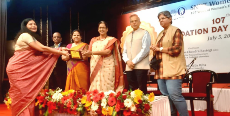 Dr. Trivedi receiving the Best Teacher Award 2021 from Prof. Ujwala Chakradeo, VC SNDT Women's University, Mumbai.